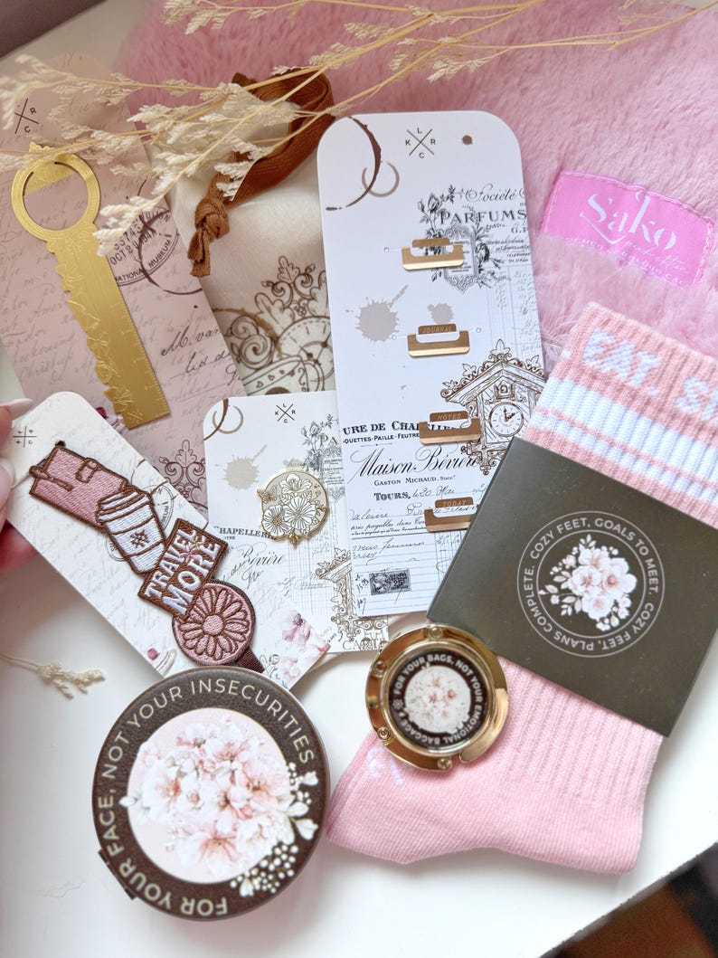 Gorgeous Girl Gift Set – Floral Mirror, Bag Hook & Pink Socks